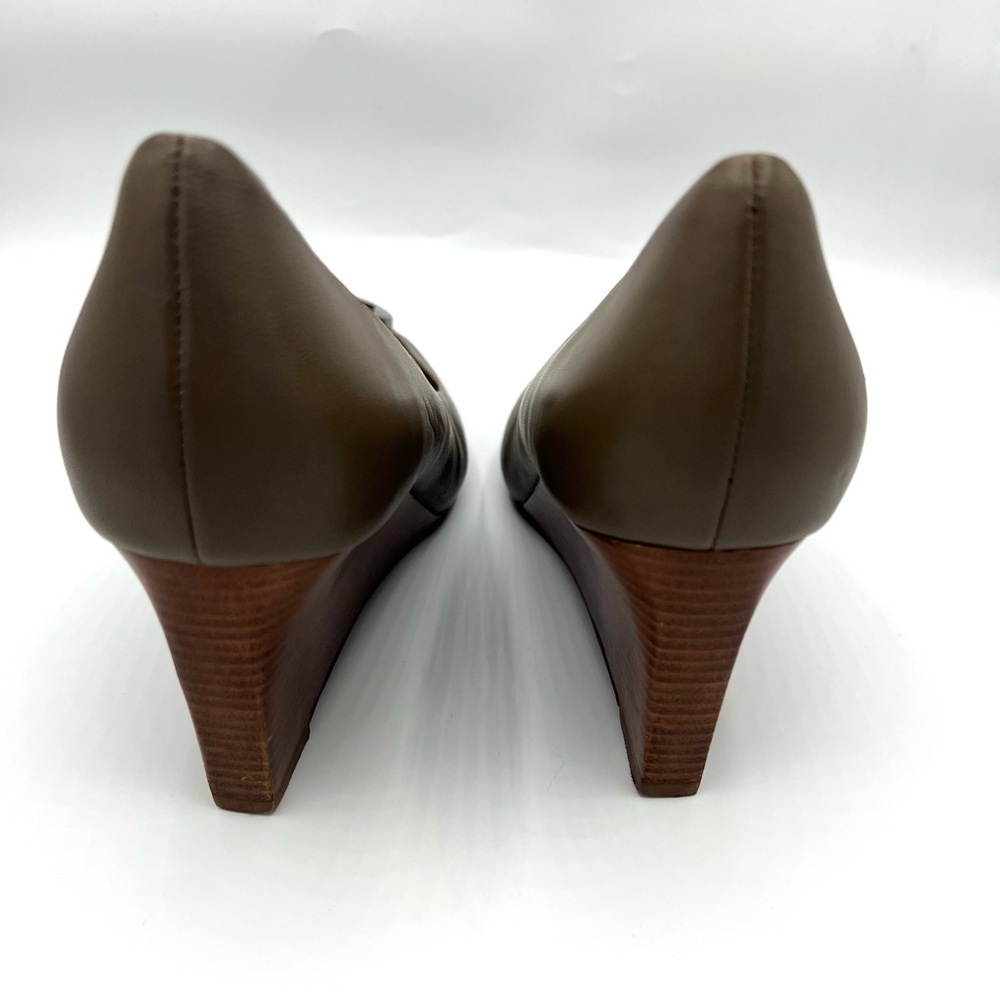 Tory Burch Taupe Leather Wedge Heel Pumps with Silver Emblem. Size 10. - Picture 6 of 10